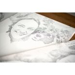 DOT Painting eines eigenen Fotos auf eine herzförmige Leinwand gespannt